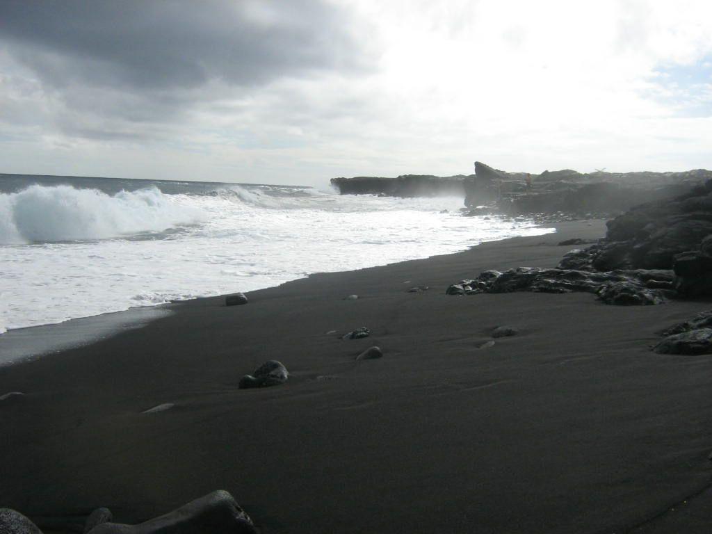 1024x768 Hilo, HI : Black Sand Beach Near Hilo Hawaii Photo, Picture, Image (Hawaii) At City