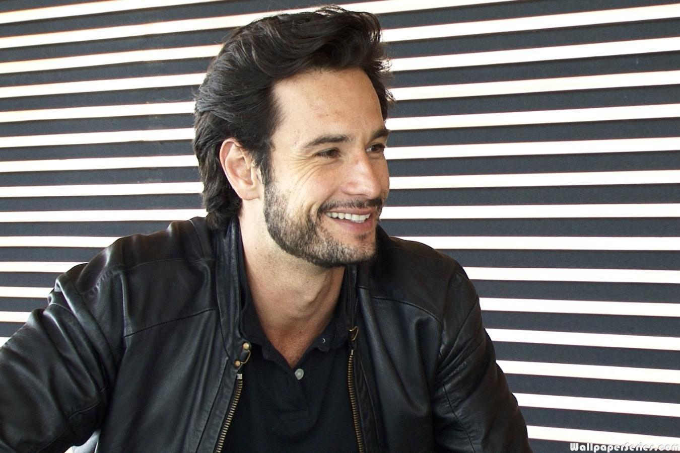 1350x900 HD Rodrigo Santoro Wearing Black Leather Jacket Wallpaper