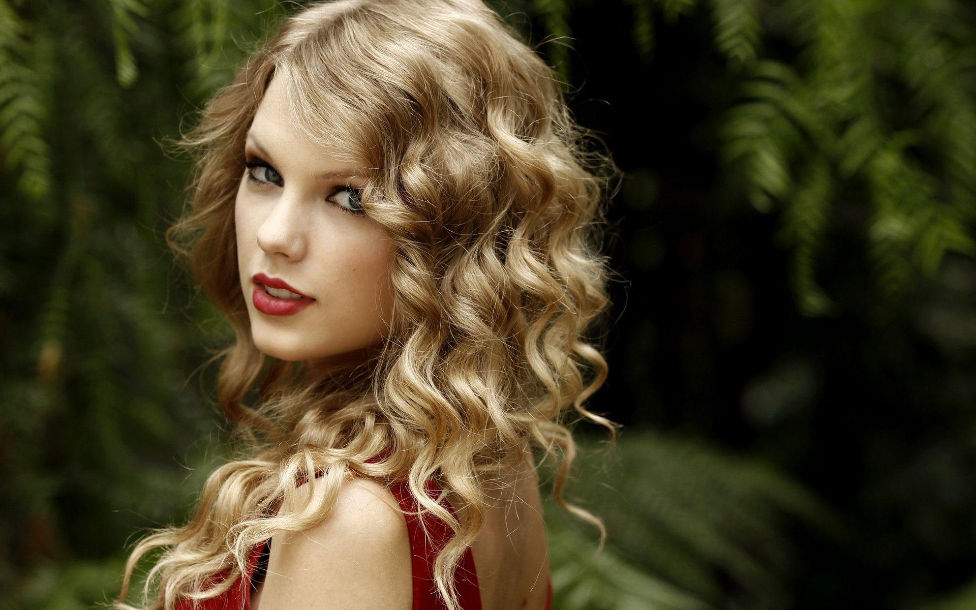 1920x1200 Taylor Swift Holding Guitar Swift Speak Now Tour Beautiful HD Wallpaper