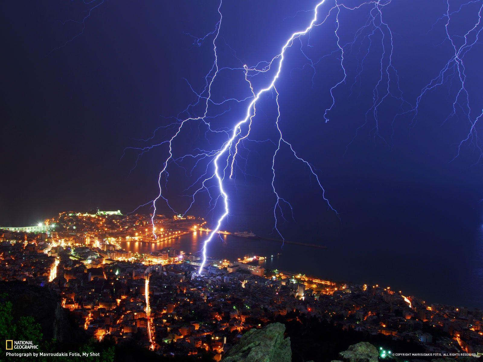 1600x1200 Lightning strikes Kavala, Greece photographed by Mavroudakis Fotis [1600 x 1200]