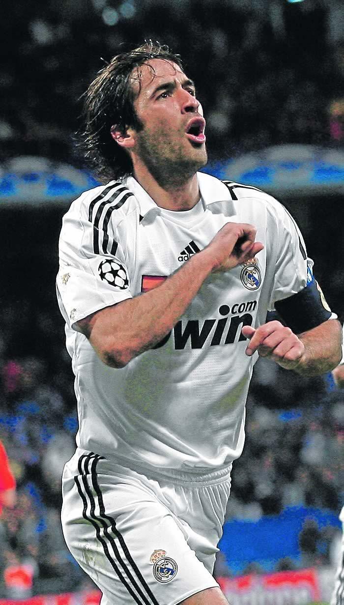 700x1231 Raúl González Blanco. Fotografia de futebol, Sobre futebol, Lendas do futebol