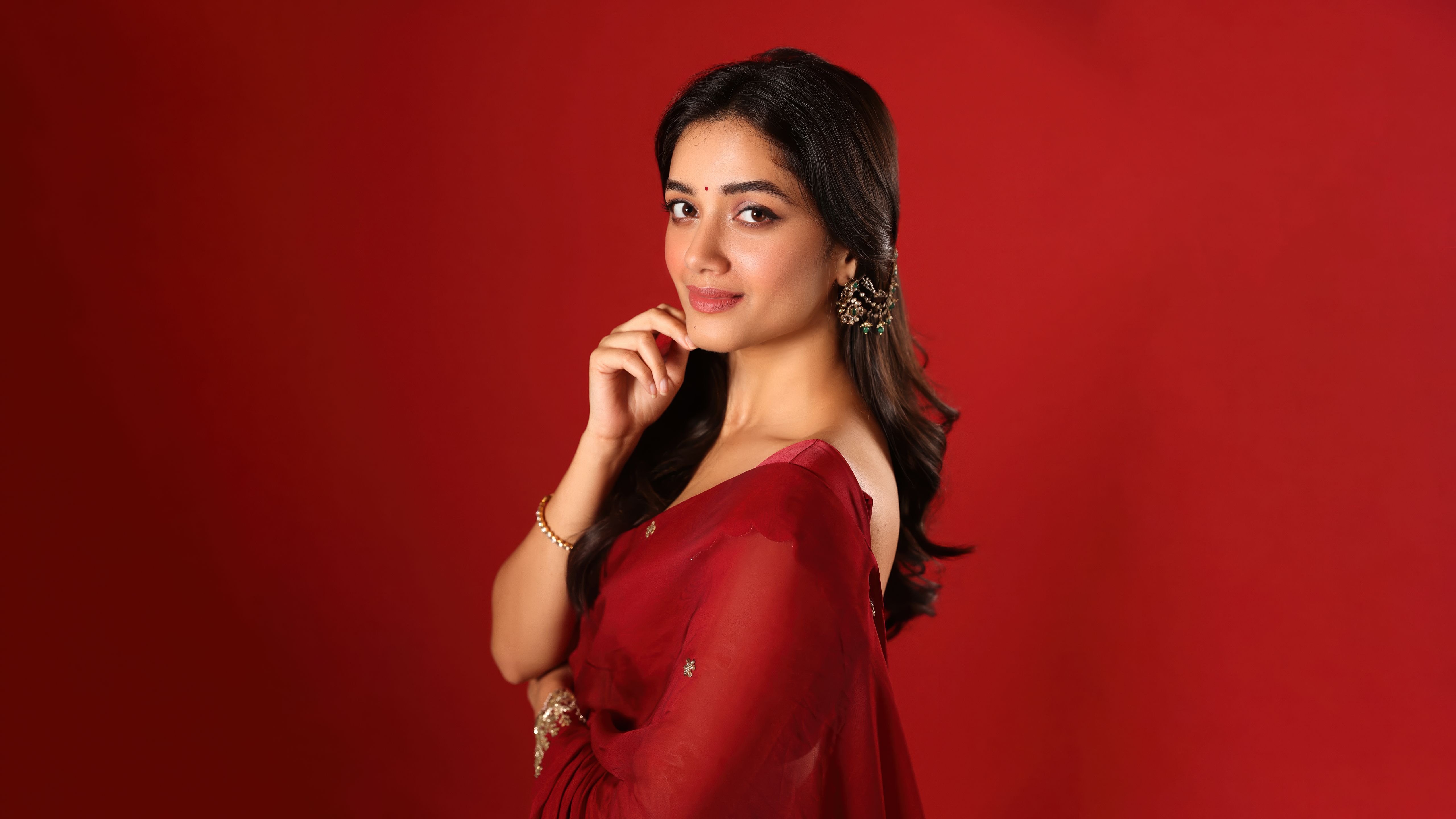 5120x2880 Bhagyashri Borse Wallpaper 4K, Saree, Red background