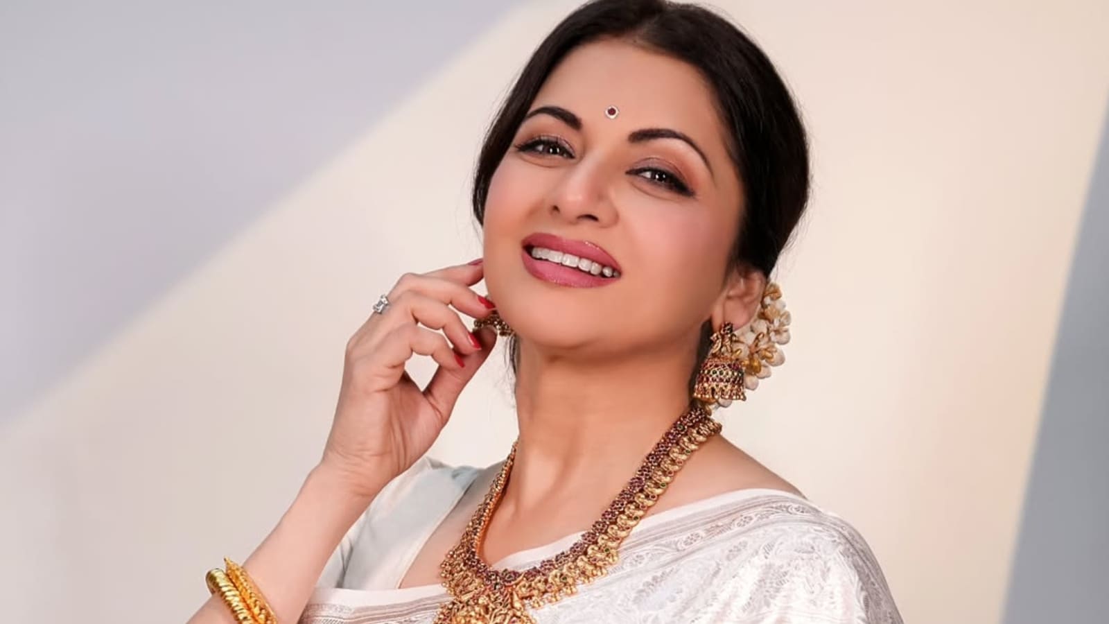 1600x900 Bhagyashree Birthday: Beauty And Fitness Secret Of The 56 Year Old Actress
