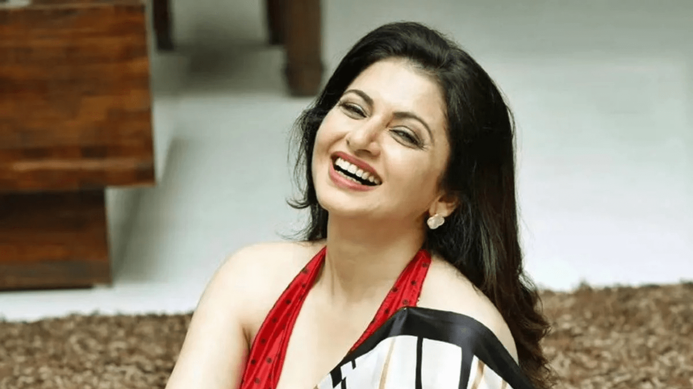 1366x768 Gangster with Chains Around Neck Said I Love You Despite Bodyguards: Bhagyashree's Shocking Statement!