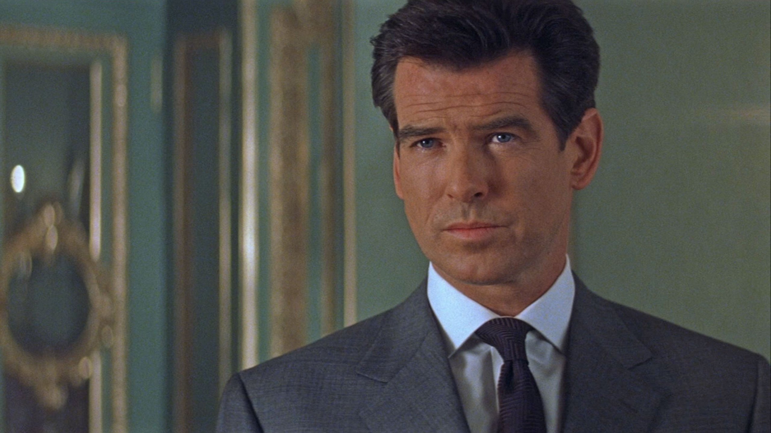 2560x1440 Bond Wardrobe Review 19: The World Is Not Enough (1999)