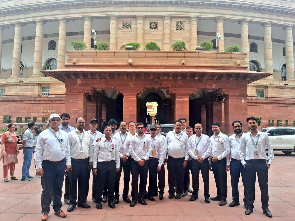 1024x768 A group of 19 Junior Secretariat Assistants #JSAs from the DHTI, New Delhi visited the iconic Parliament House