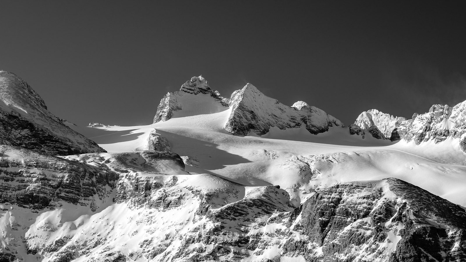 1600x900 Der hohe Dachstein. Dachstein highest peak of upper a