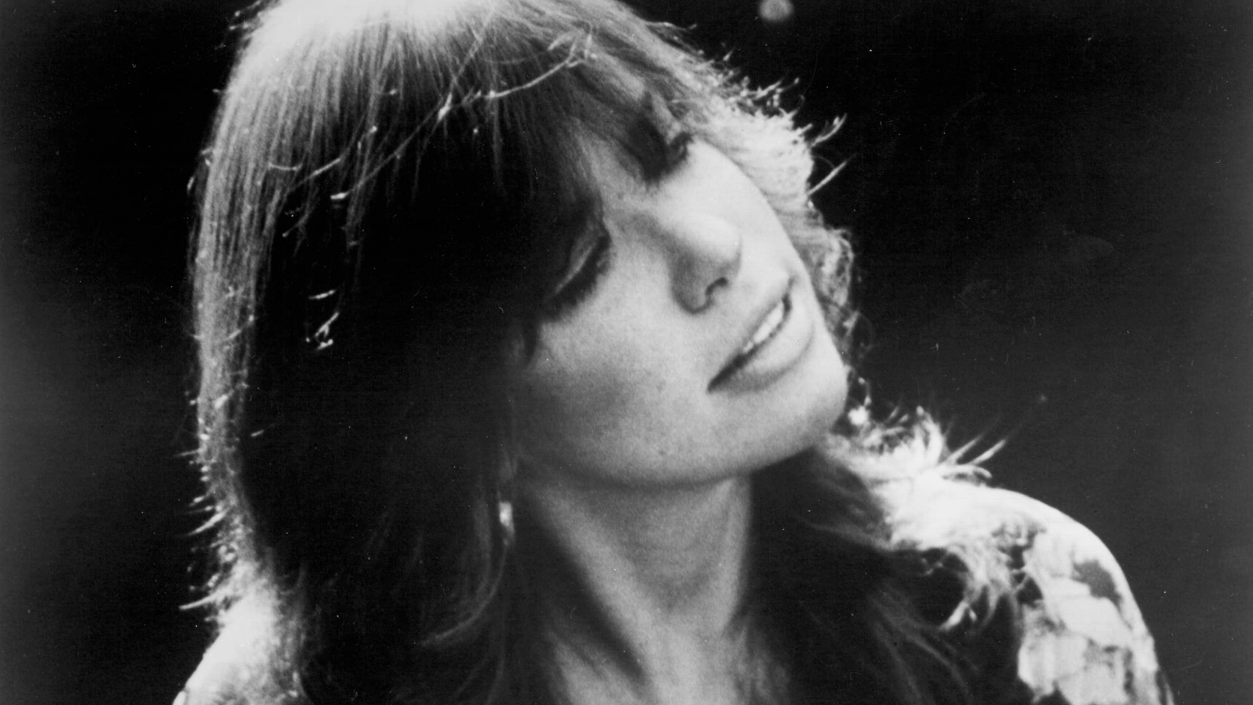 2560x1440 70s Music Legend Carly Simon, Defends Controversial Album Cover's Journal