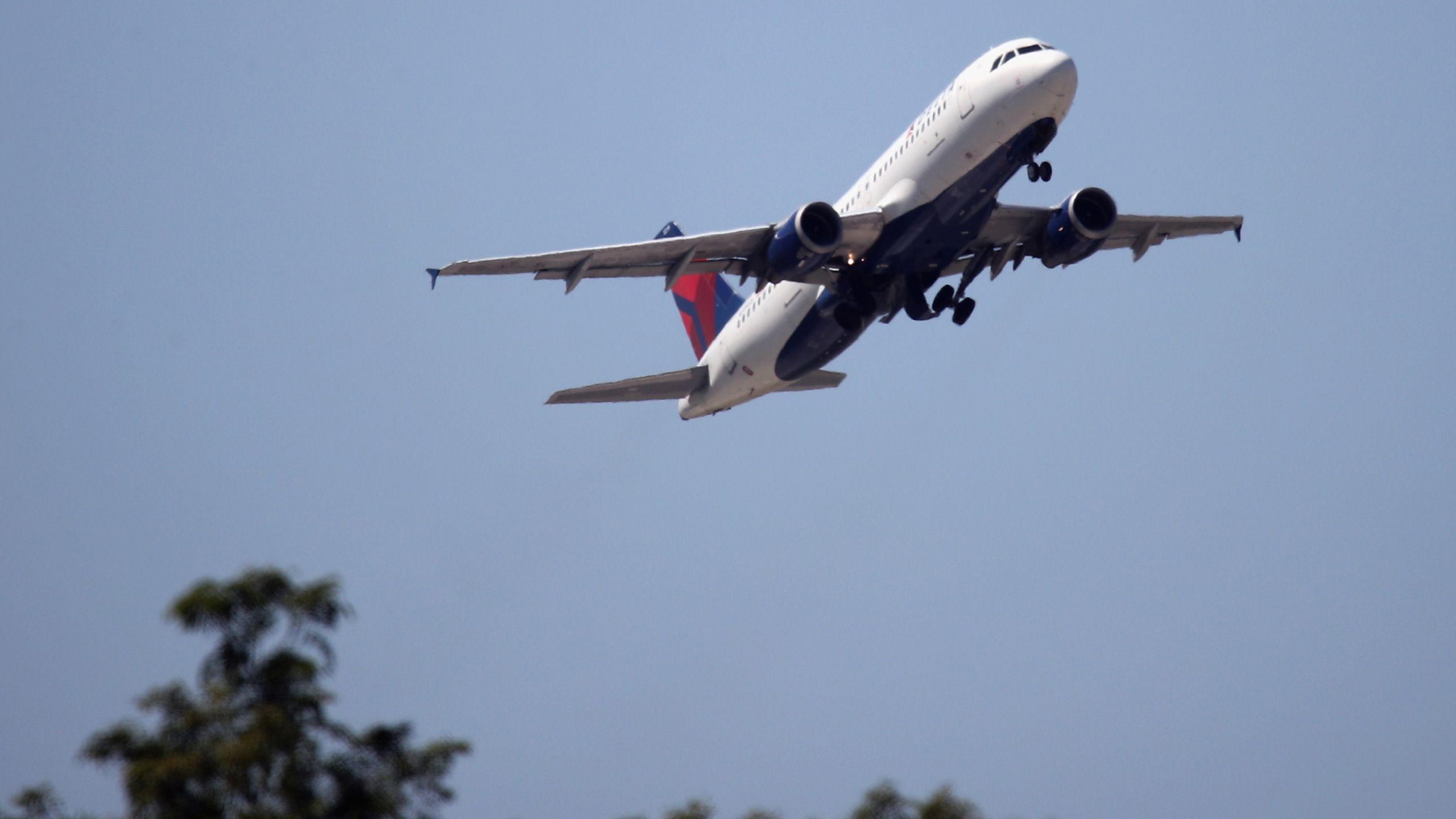 2560x1440 Air travel drops nearly 95% from 1 year ago amid pandemic
