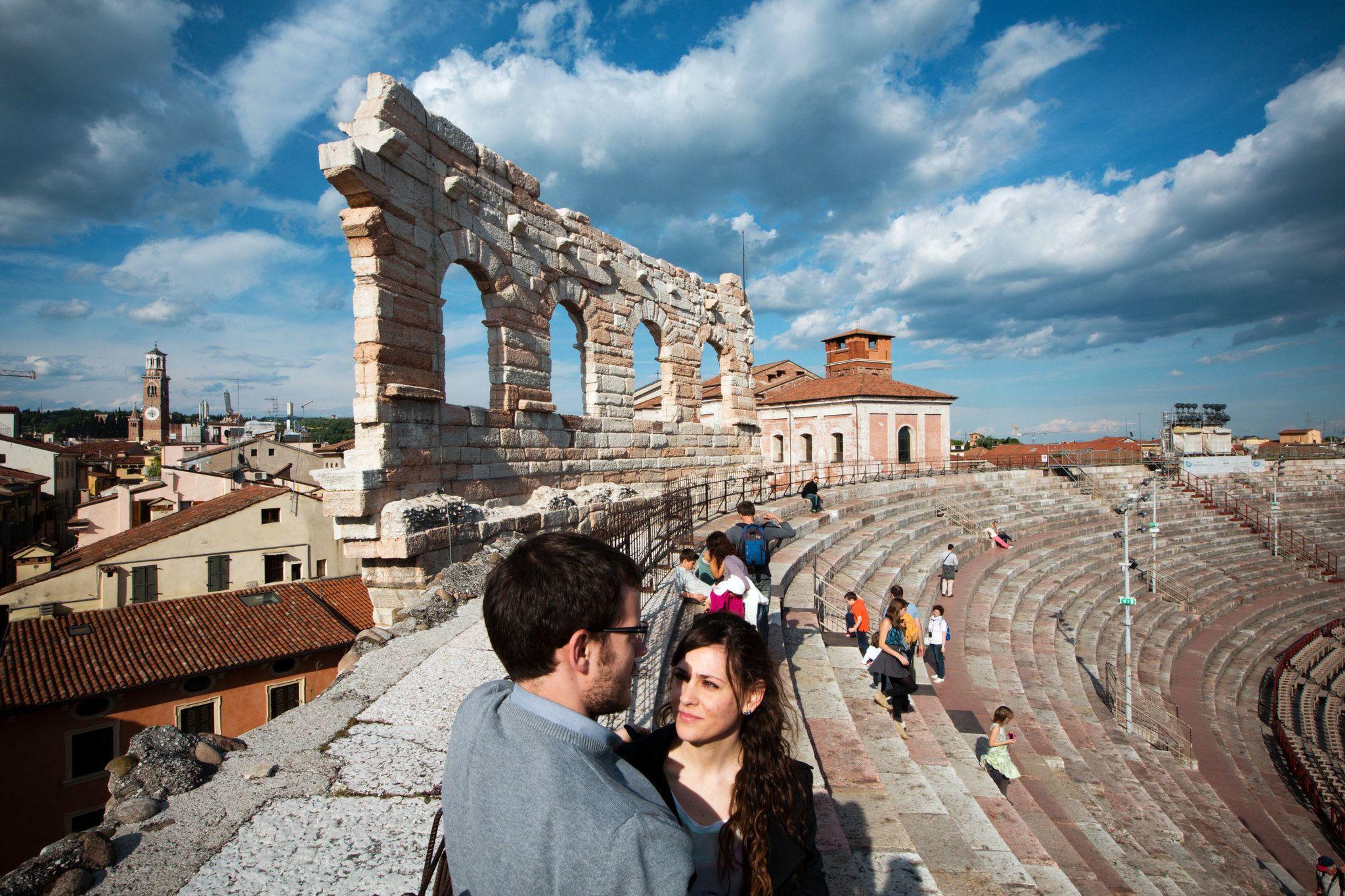 2048x1365 Hours in Verona, Italy