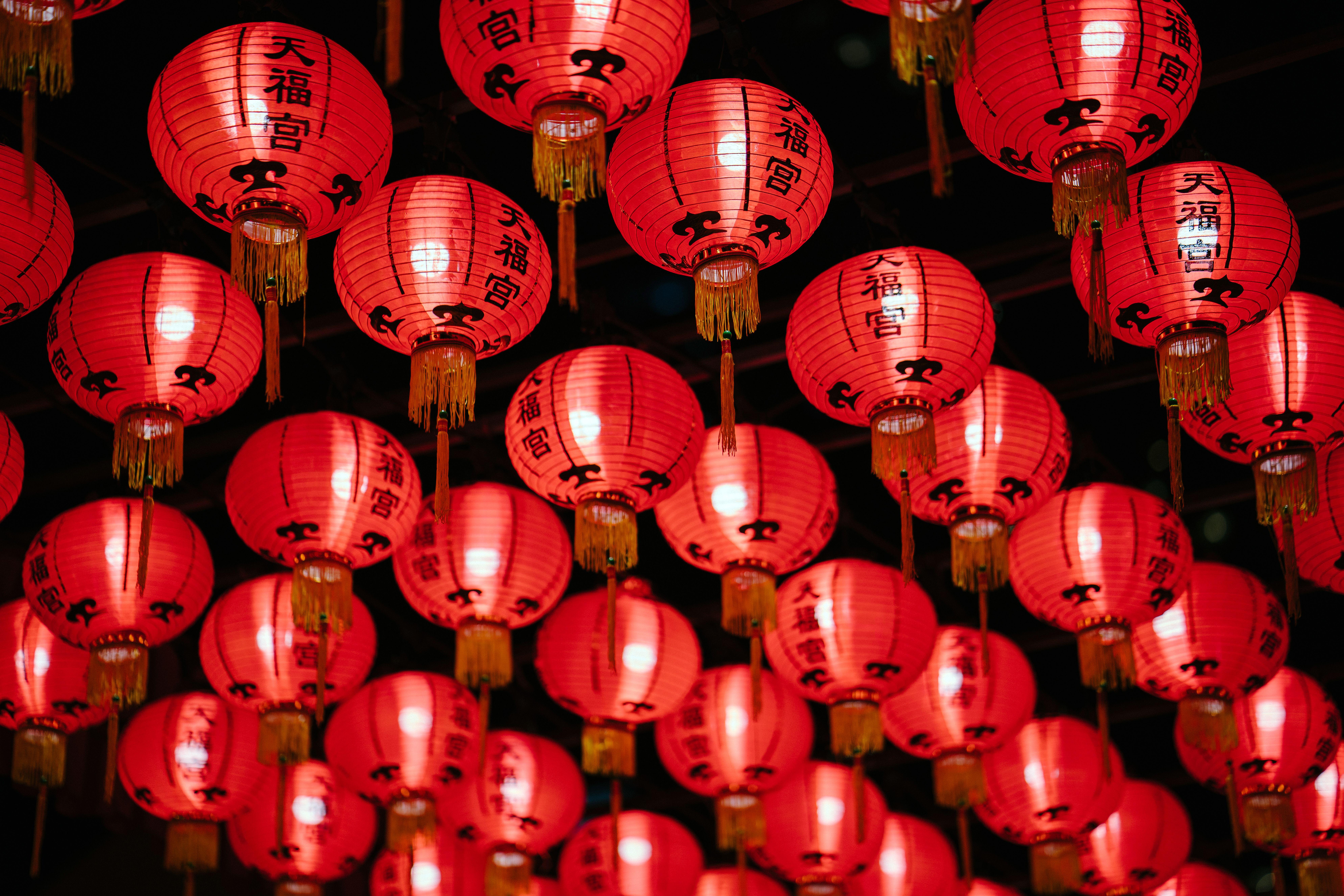 7952x5304 Photo of Red Paper Lanterns wallpaper