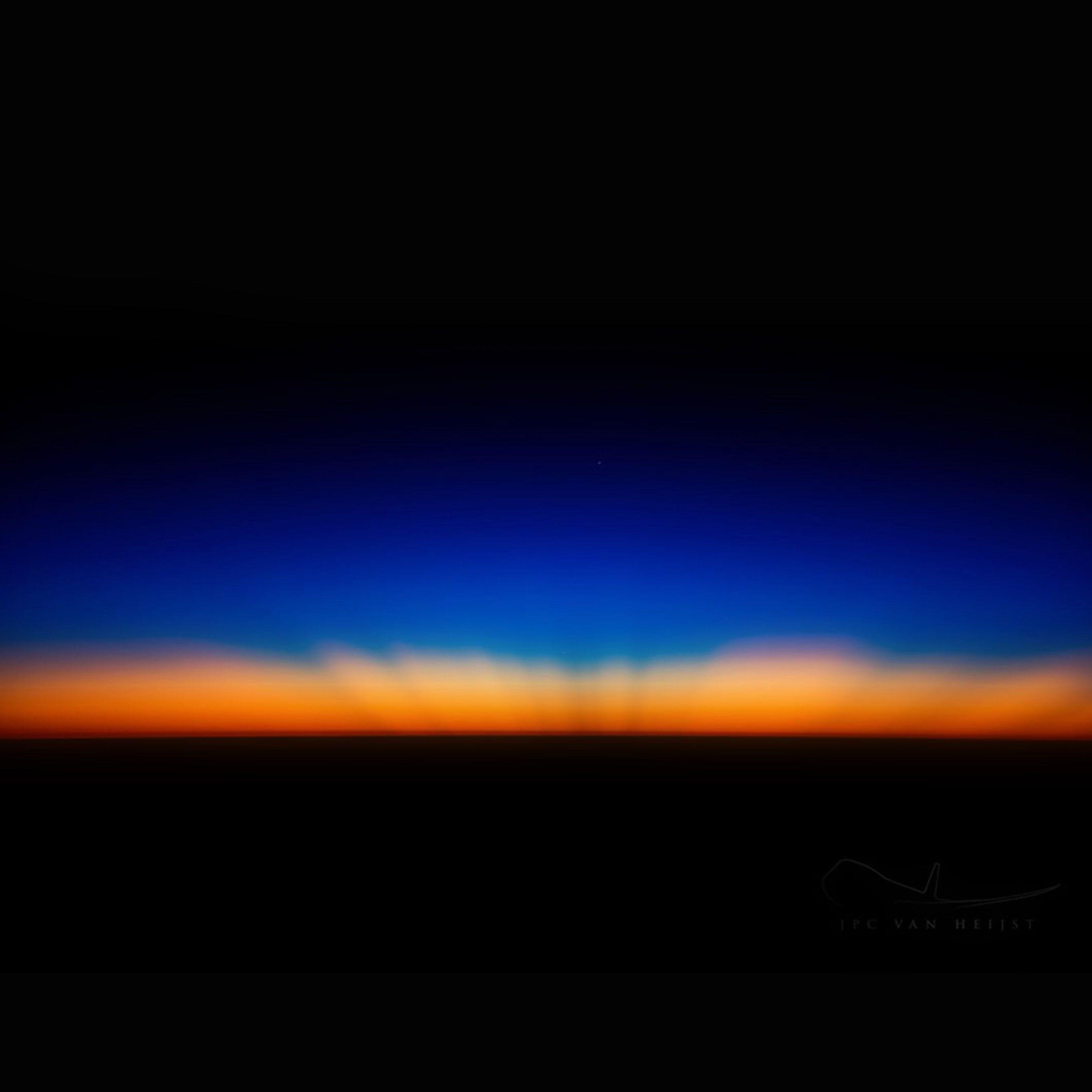 2732x2732 Sunset Dark Red Blue Horizontal Blur Gradation Wallpaper
