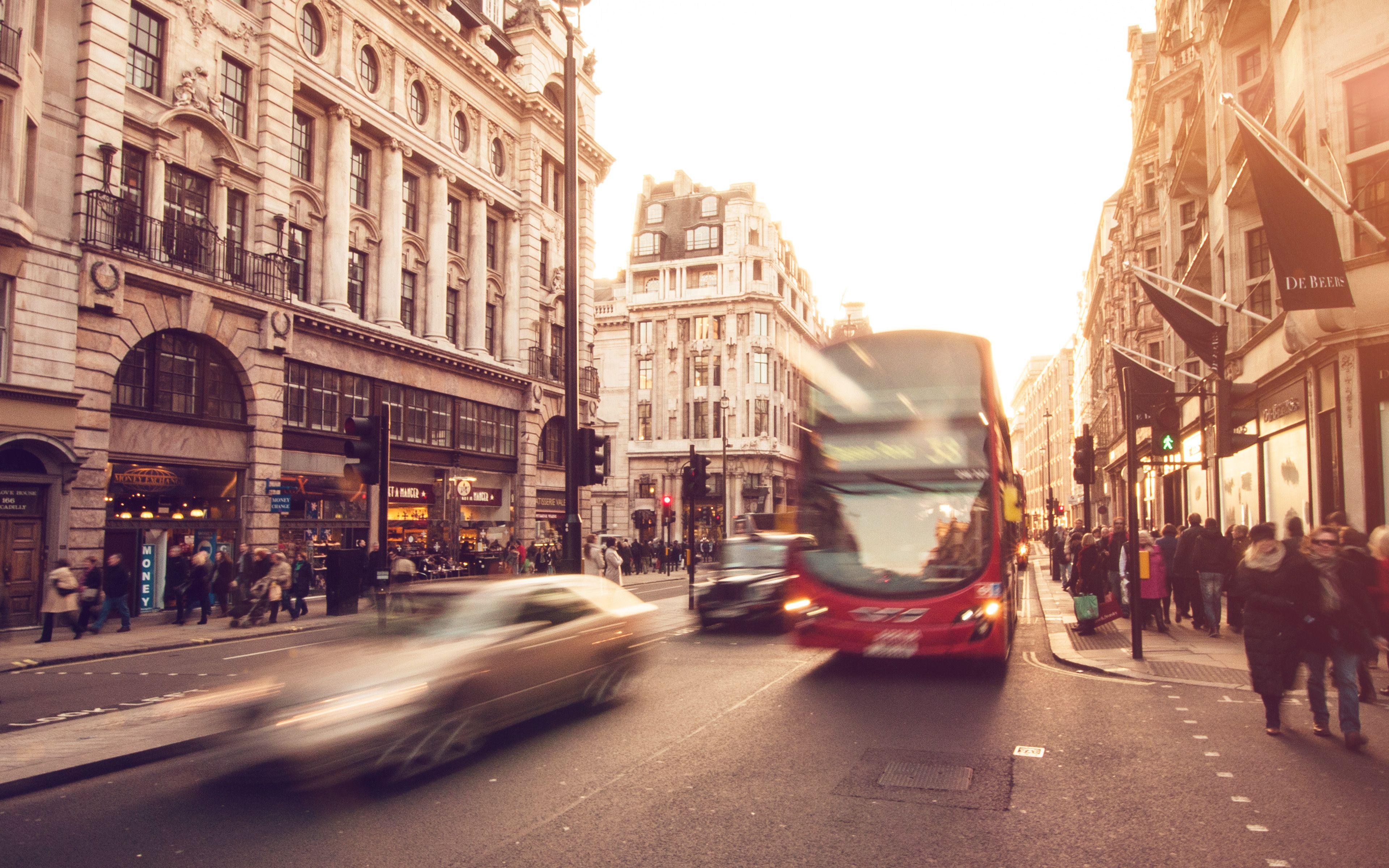 3840x2400 London City Street People Winter Flare Wallpaper