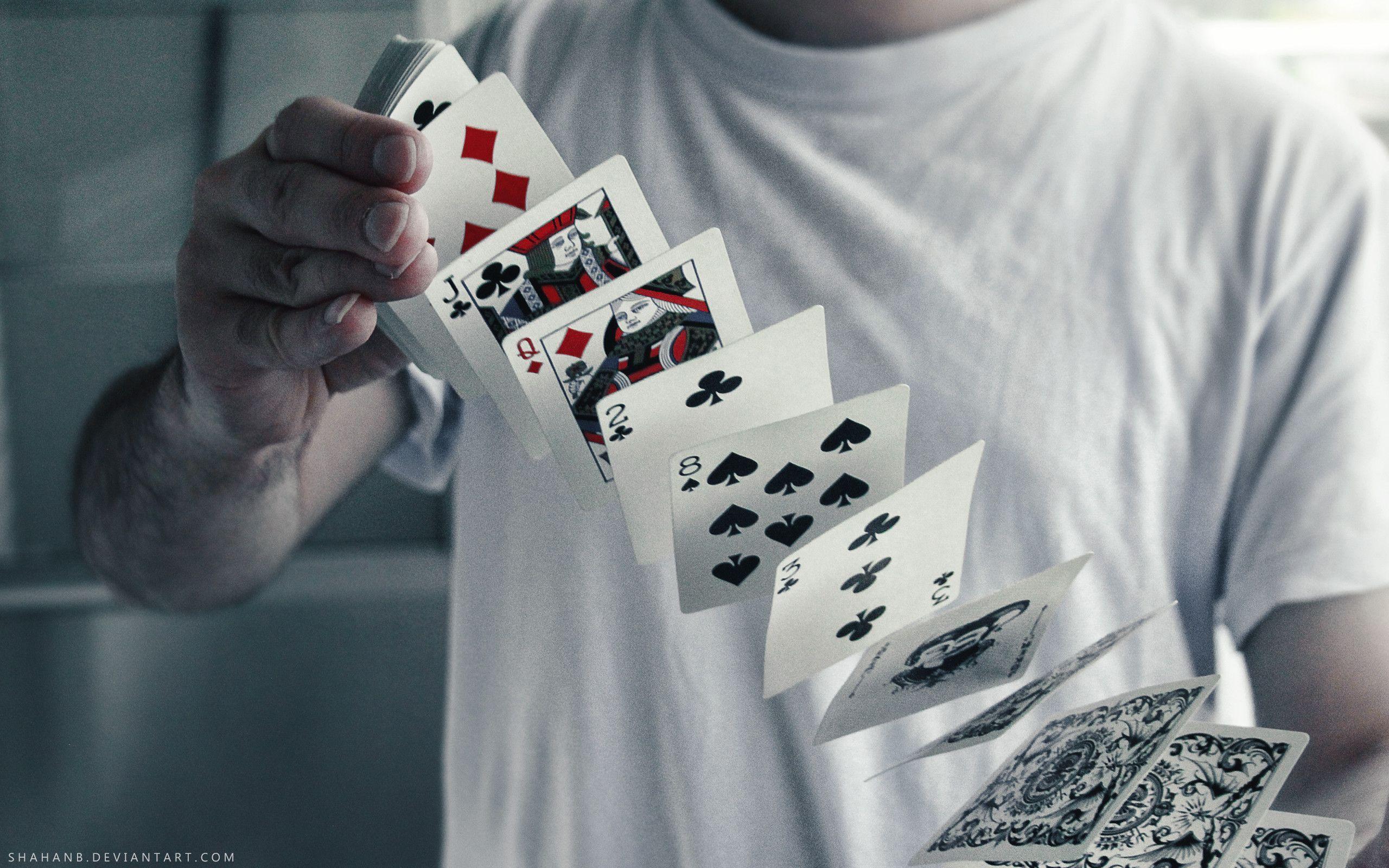 Игры в карты одной колодой. Кардистри флориш. Игральные карты. Карточный фокусник. Колода карт в руке.