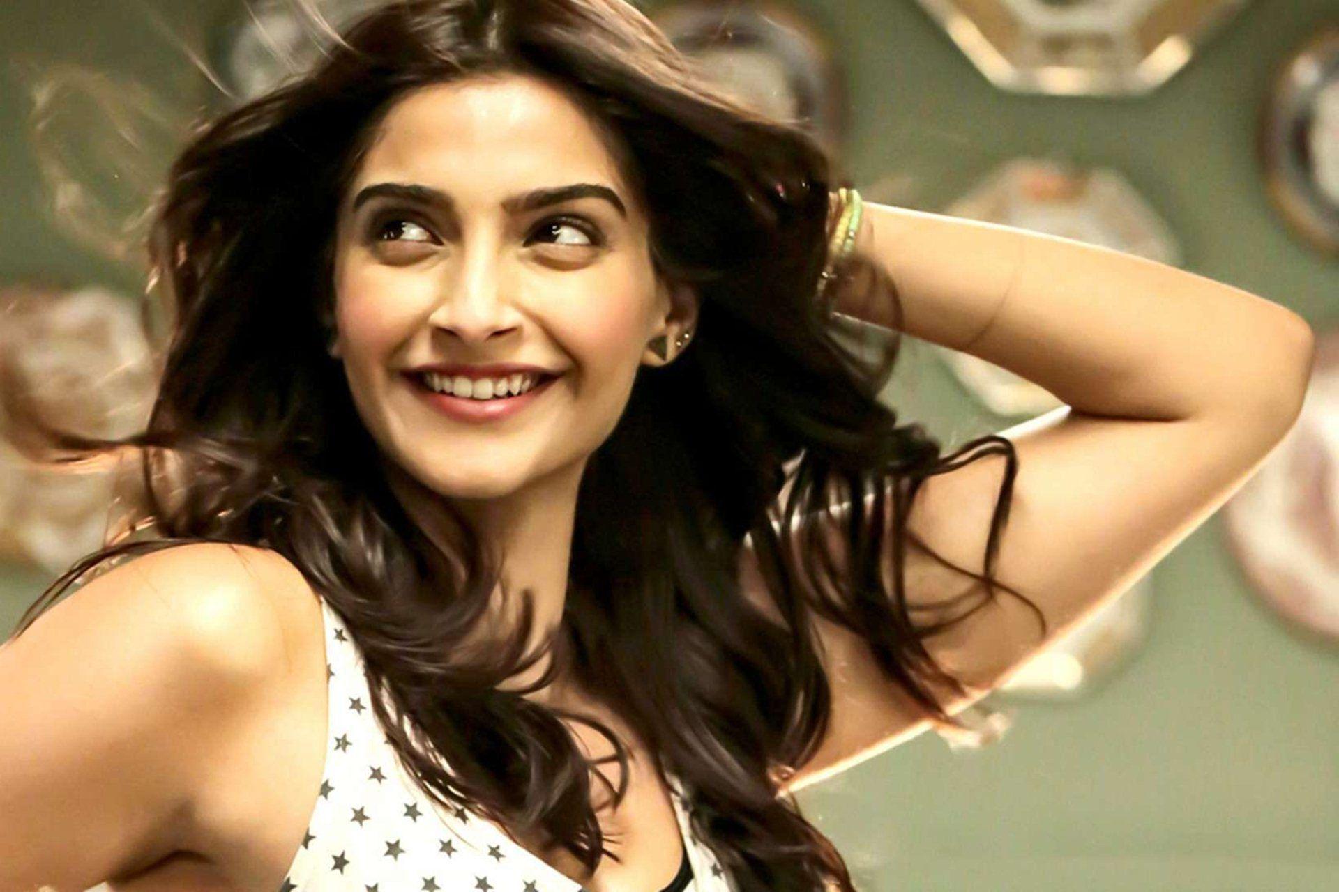 1920x1280 Sonam Kapoor Looking So Beautiful Pics HD Wallpaper