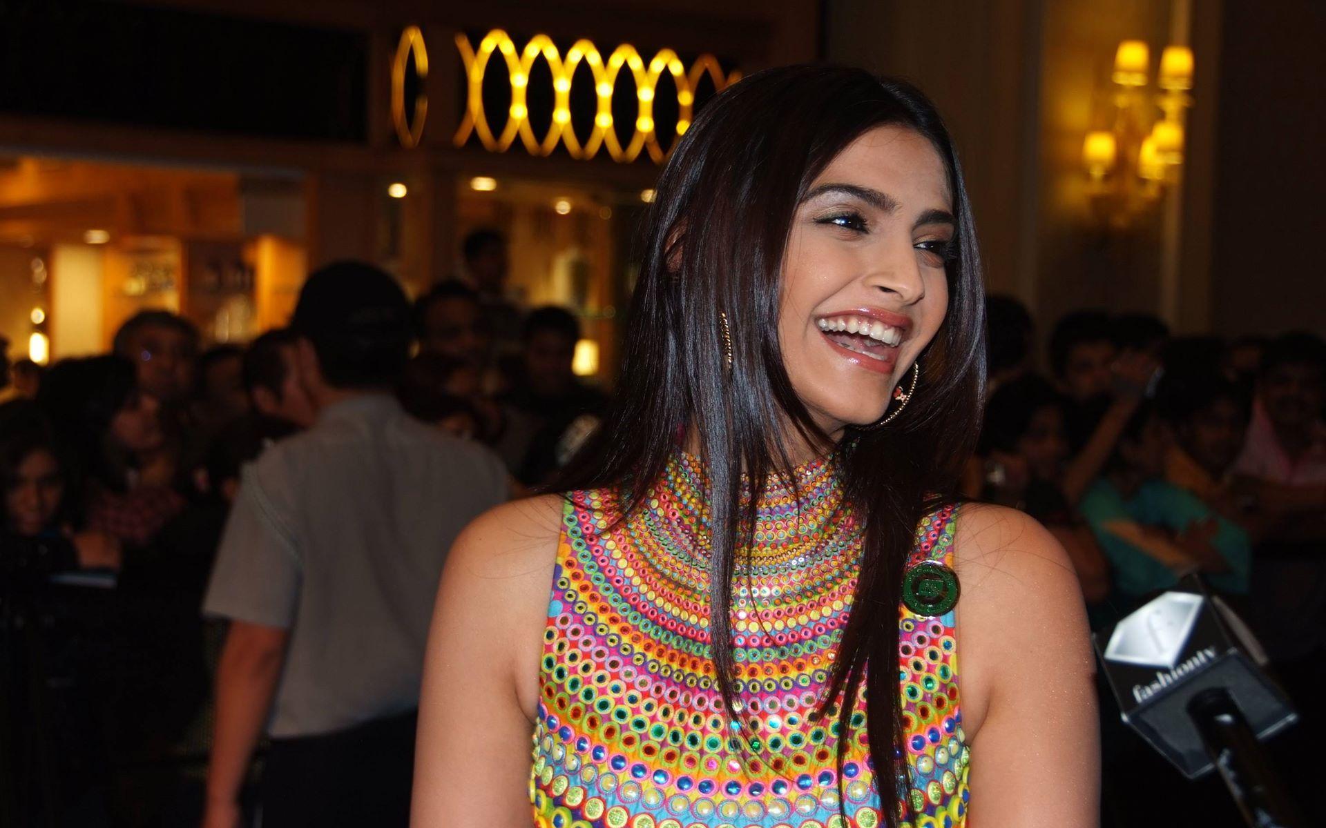 1920x1200 Beautiful Smiling Sonam Kapoor HD Wallpaper