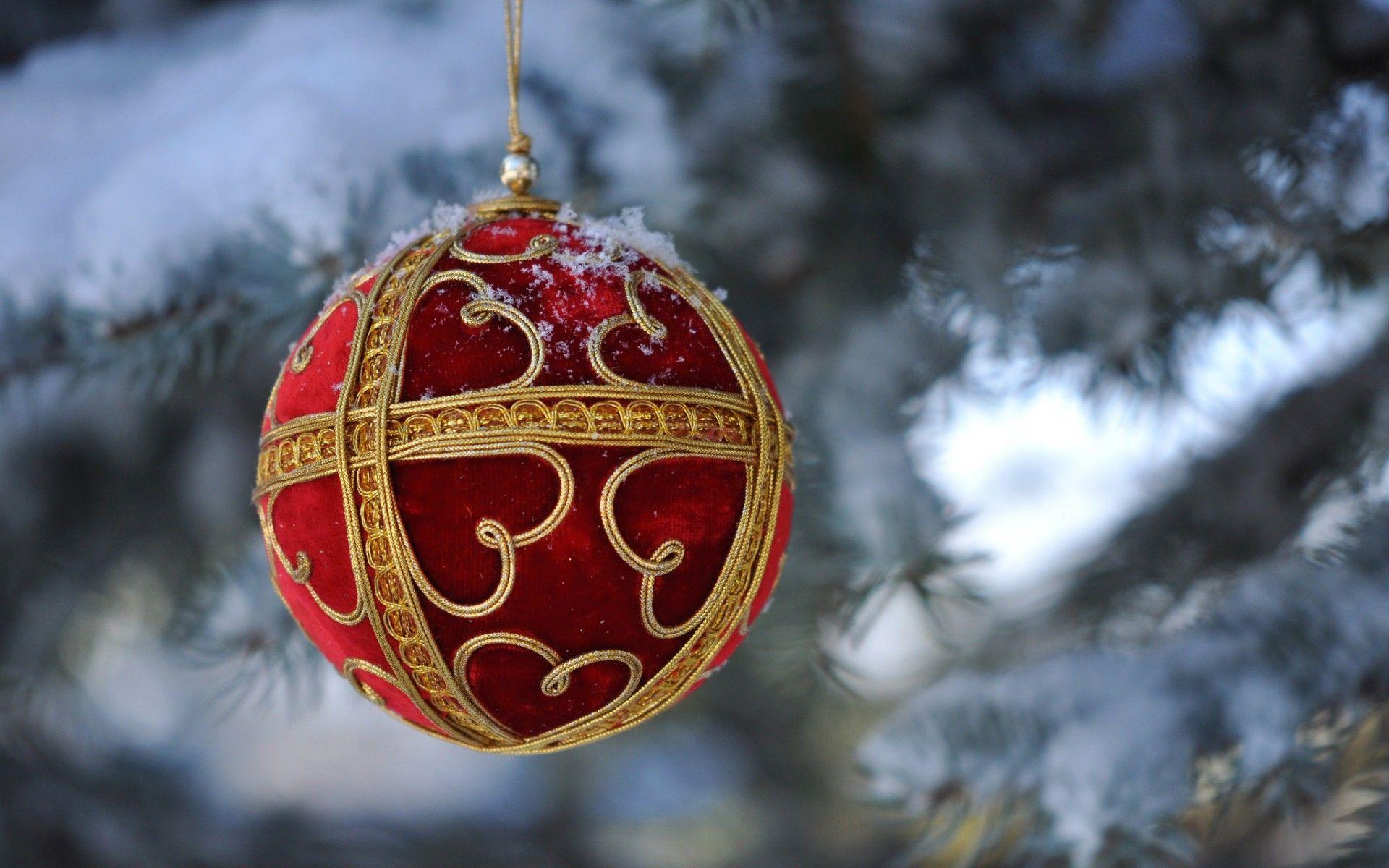 1920x1200 Traditional Christmas Ball Decoration Desktop Wallpaper