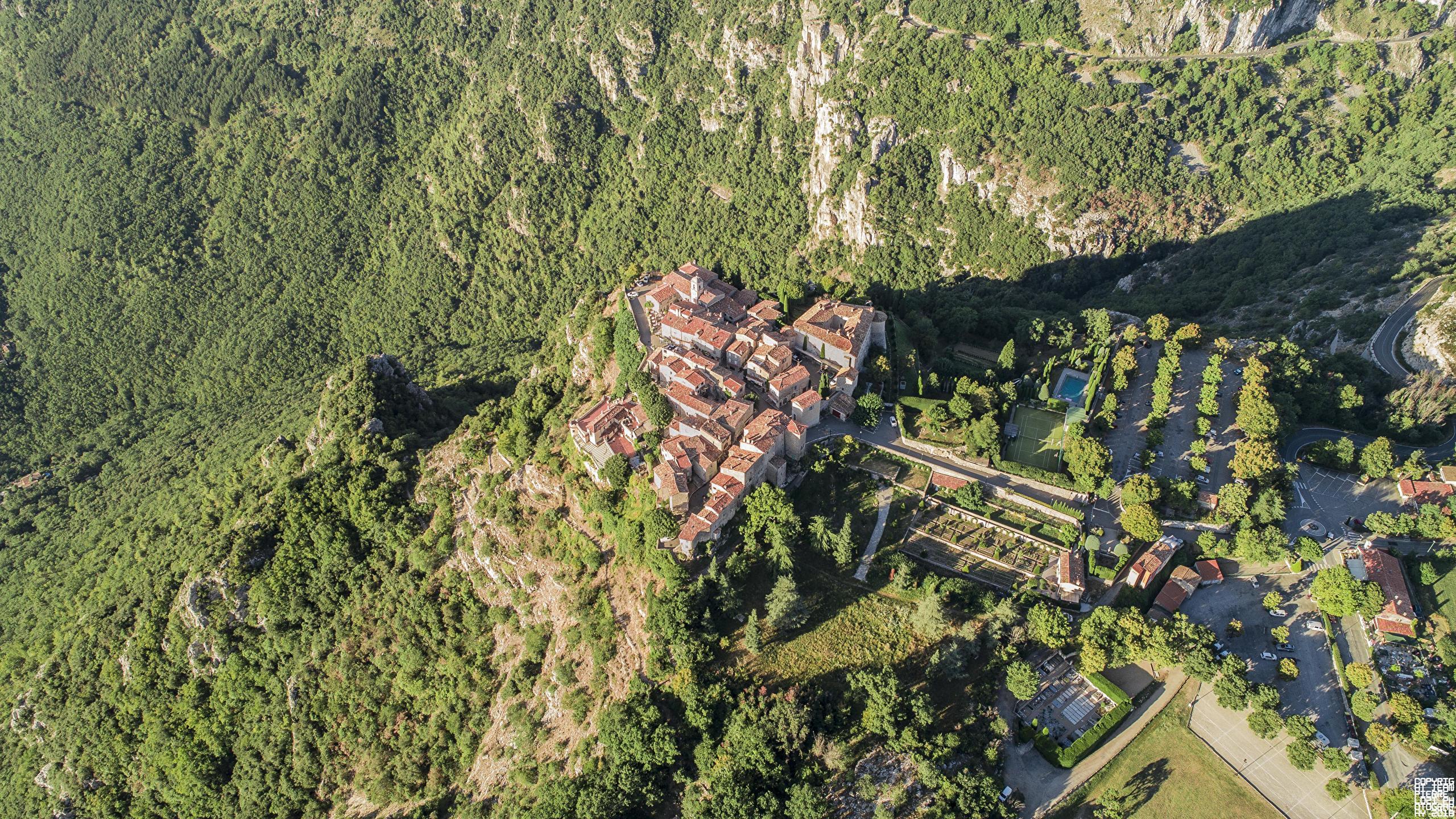 2560x1440 The French village of Gourdon shot from above with a drone