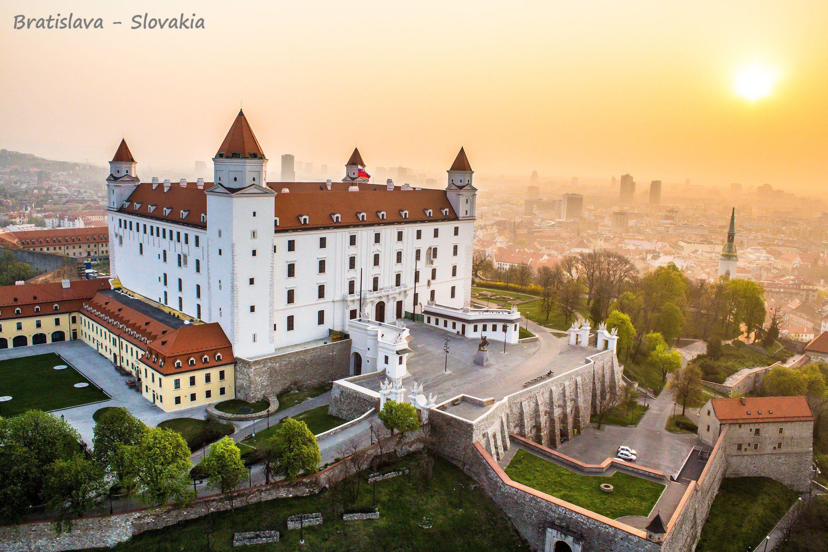 2880x1920 building, Slovakia, Bratislava, City, Castle, Flag Wallpaper HD / Desktop and Mobile Background