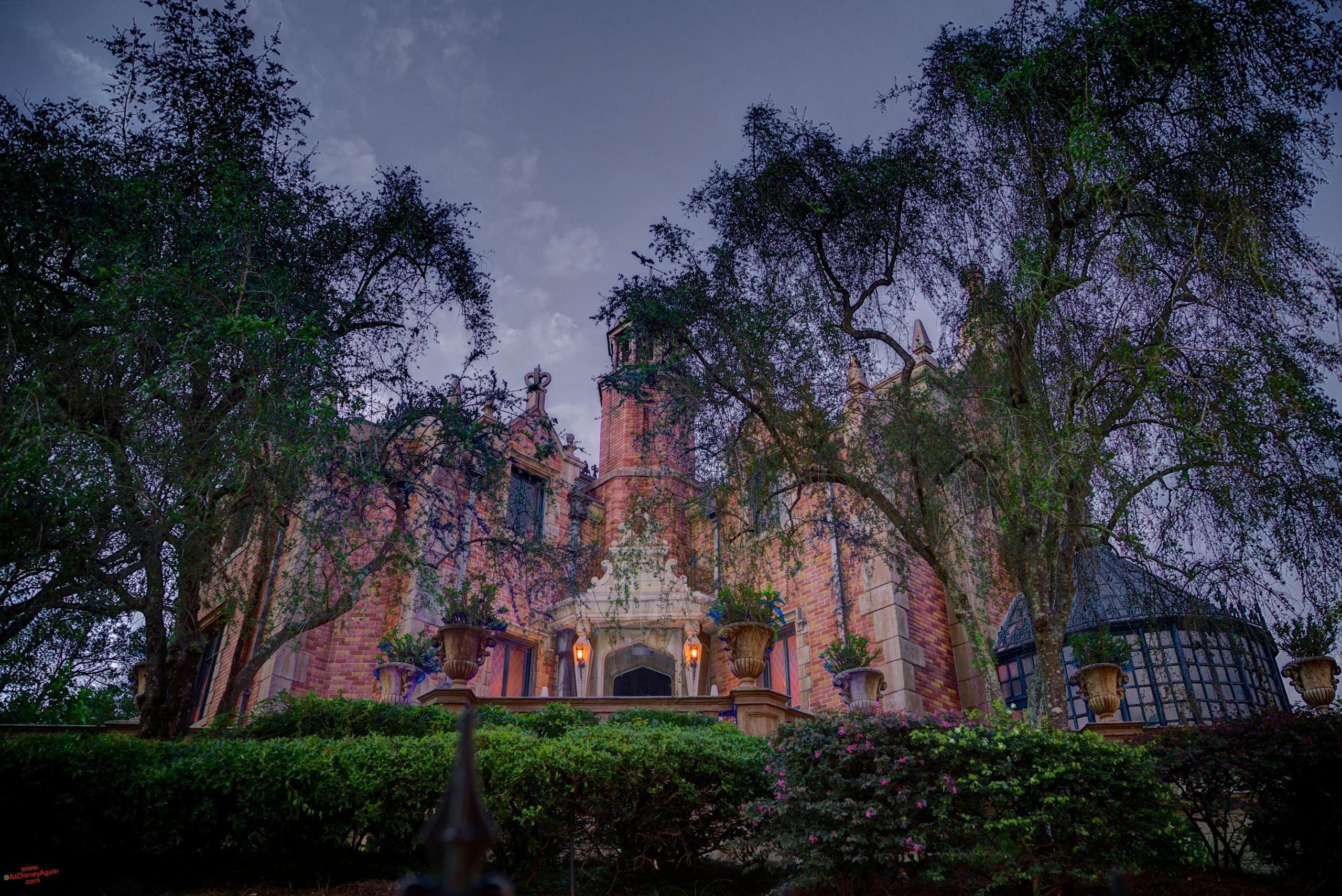 Особняк с привидениями хорошее качество. The Haunted Mansion 2003. House Haunted Mansion. Disney World Haunted Mansion.