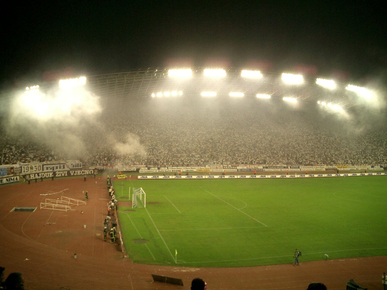 1600x1200 Football derby between Hajduk Split and Dinamo