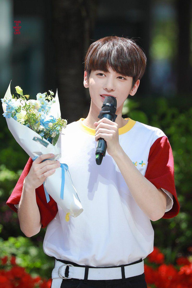 800x1200 TXT's Taehyun Is The Flirtiest Member Of The Group For What He Says At Fansigns