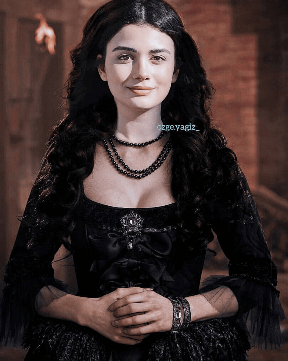 1000x1250 Özge Yağız Wallpaper