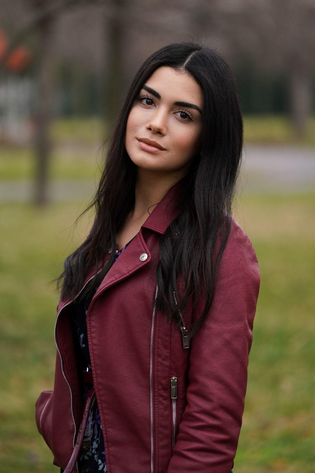 1067x1600 Özge Yağız Wallpaper