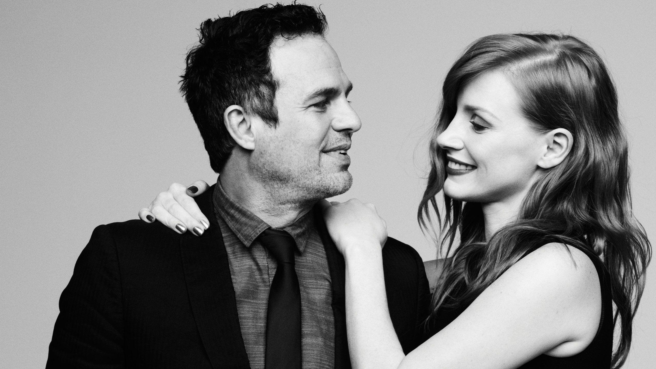 2560x1440 Jessica Chastain, Women, Redhead, Actress, Mark Ruffalo, Men, Actor, Monochrome HD Wallpaper / Desktop and Mobile Image & Photo