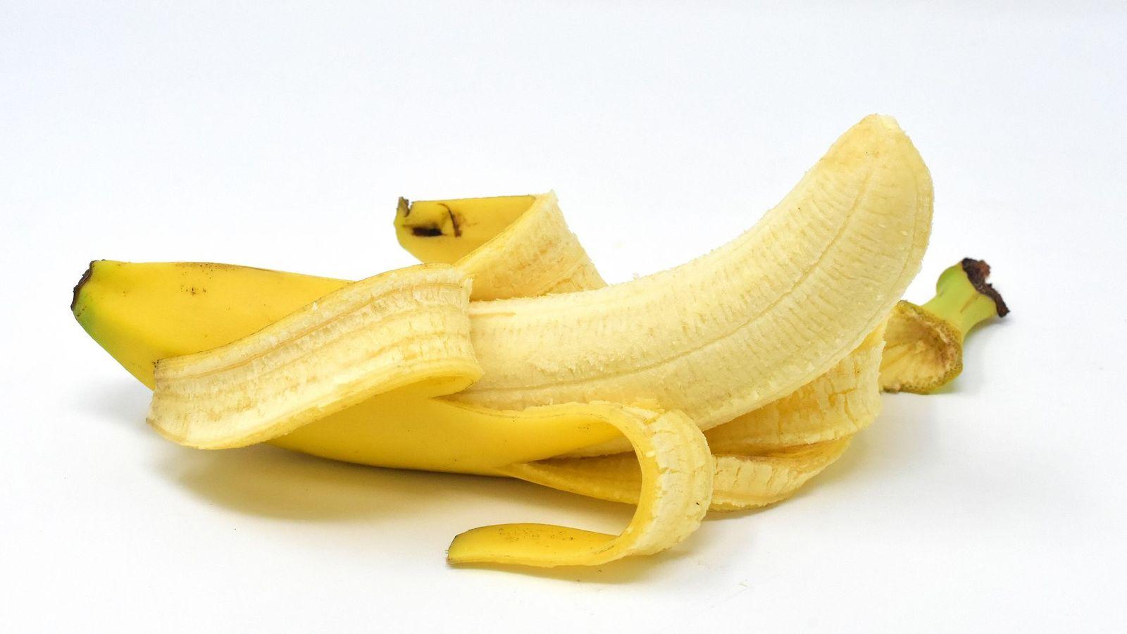 1600x900 Banana Fruit with White Background Wallpaper