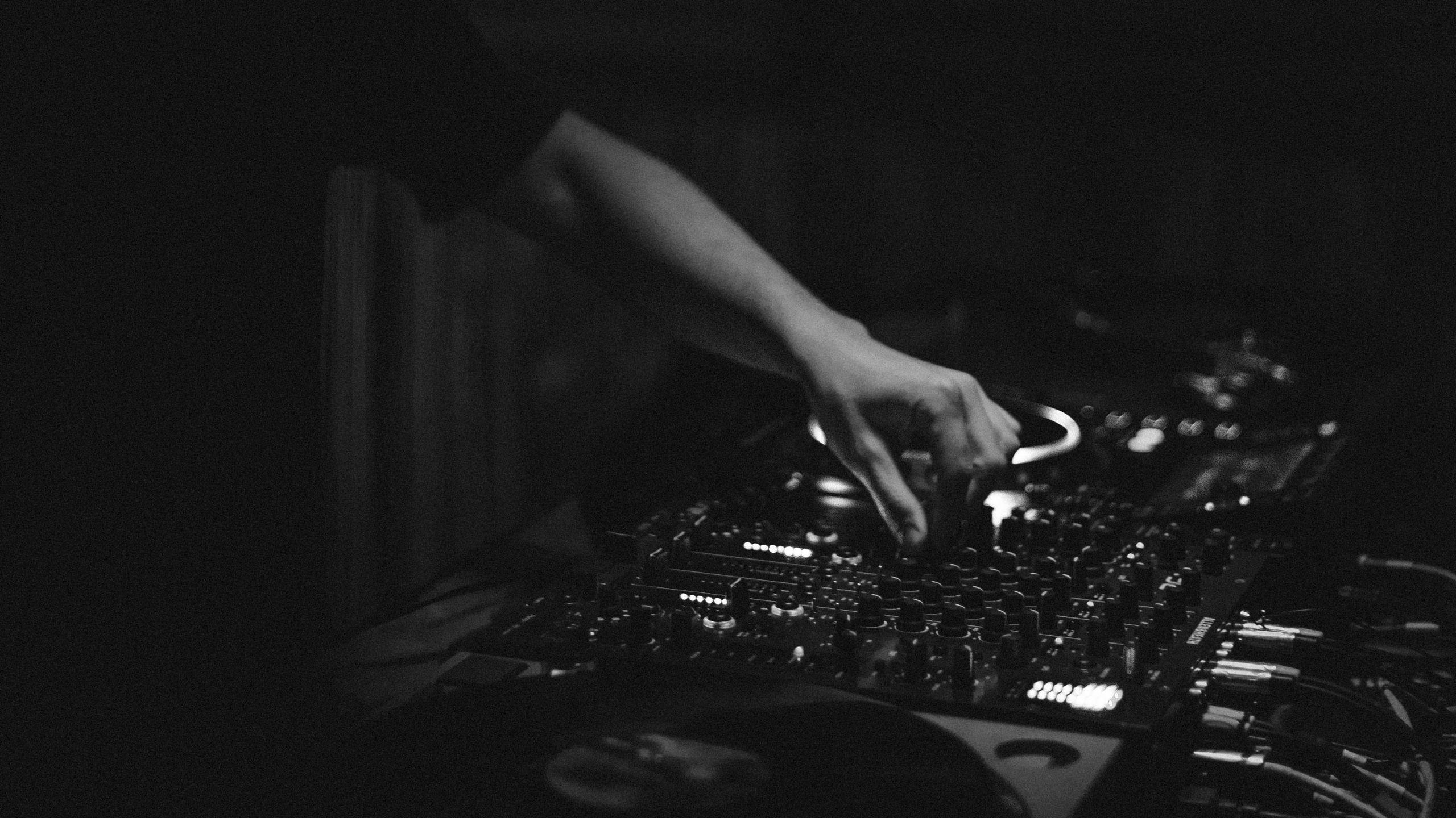 2560x1440 Download wallpaper 2560x1440 dj, hand, equipment, bw, music widescreen 16:9 HD background