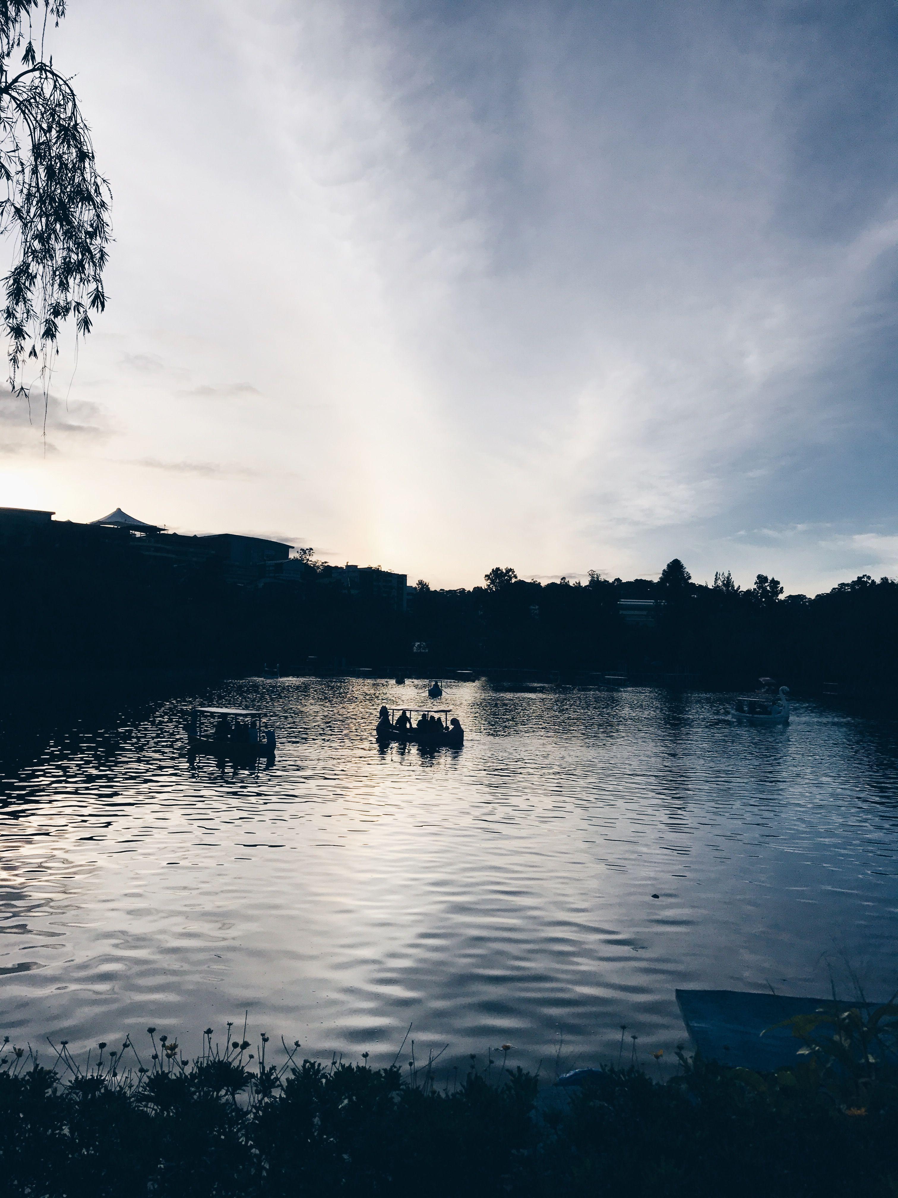 3024x4032 Free of Baguio City, boats, dawn