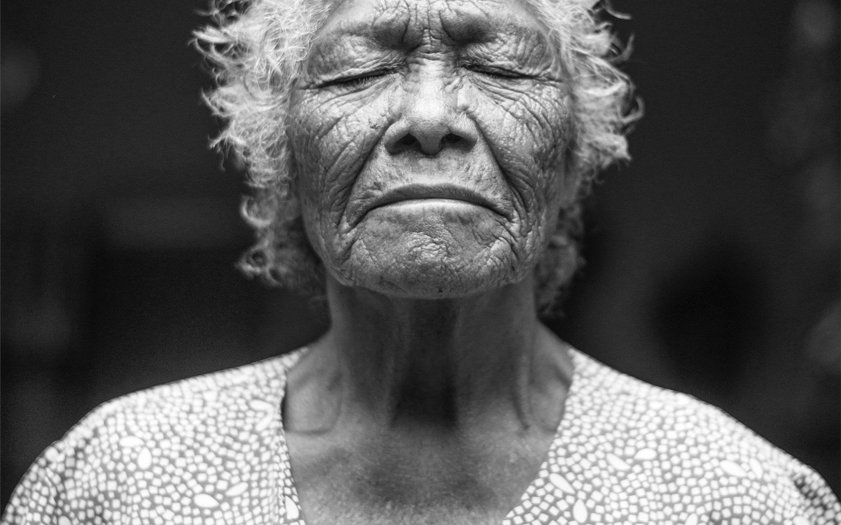 2880x1800 Old Women Black And White Wallpaper