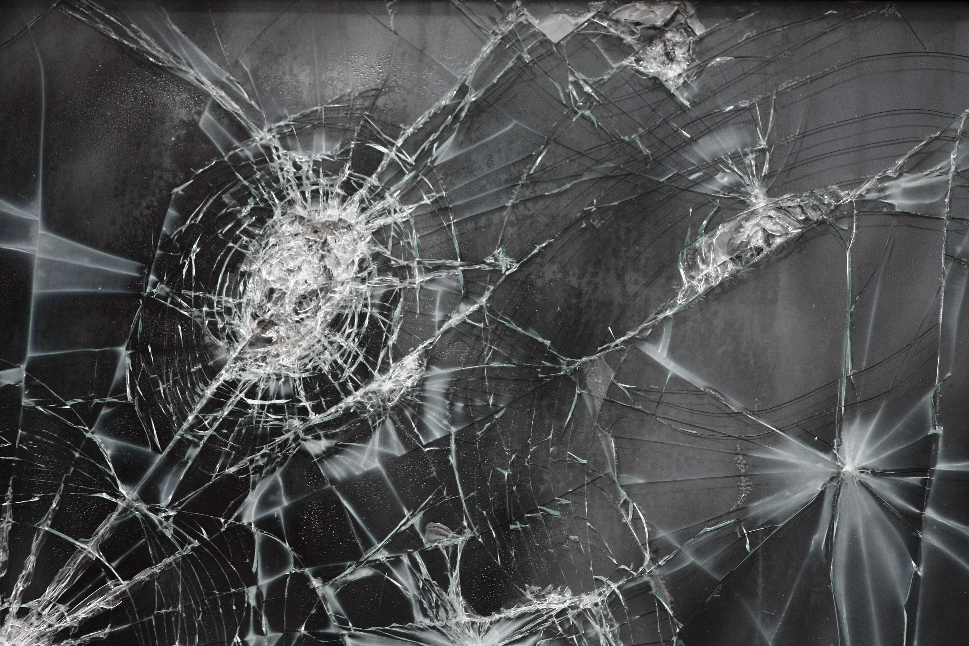 Фотография разбитого стекла. Разбитое стекло. Картина разбитого стекла. Сломанный экран. Треснувшее стекло.