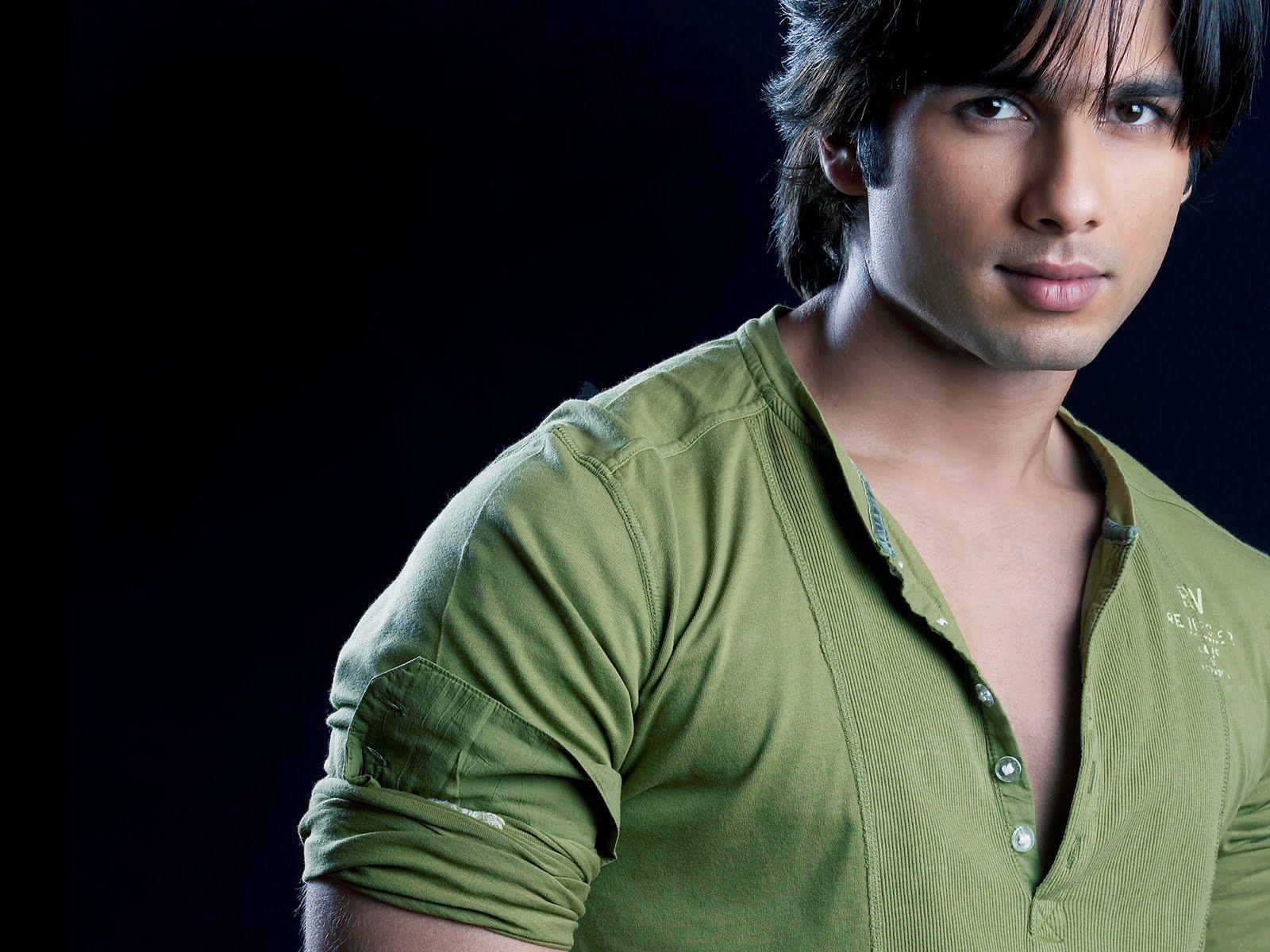 1600x1200 Shahid Kapoor Indian Actor Wallpaper 65663 1600x1200px
