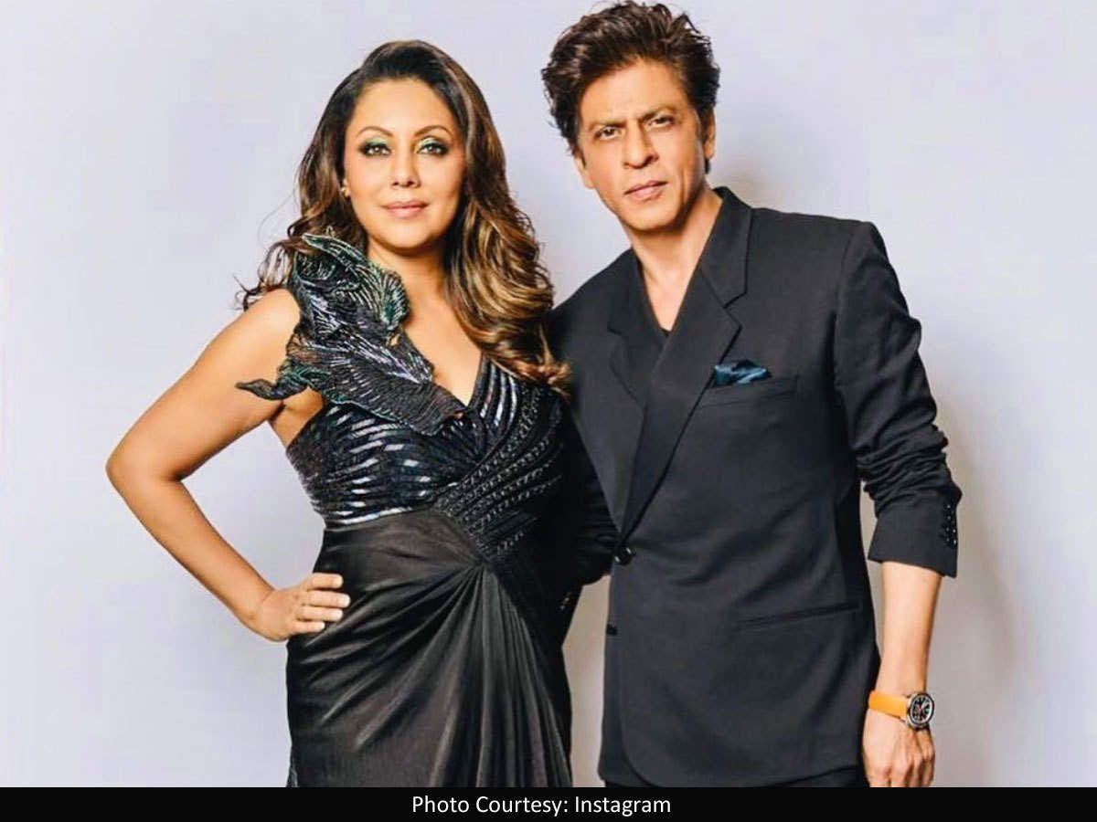 1200x900 Photos: Shah Rukh Khan holding up wife Gauri Khan's trail leaves fans swooning. Hindi Movie News of India