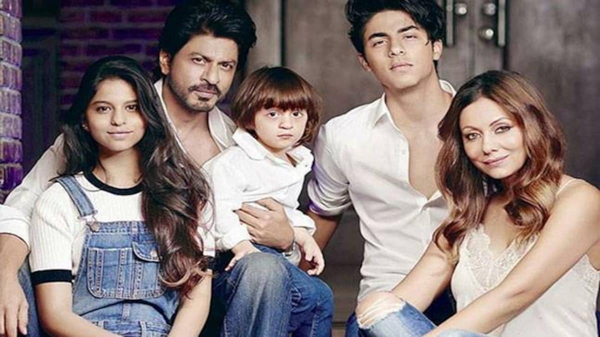 1200x675 SEE PICS: Shah Rukh Khan poses with AbRam, Aryan, Suhana and Gauri