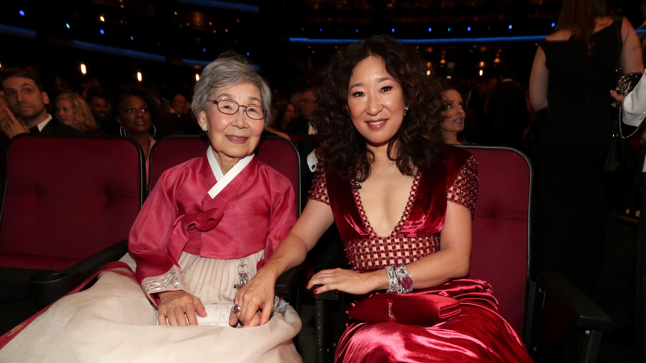 2560x1440 Sandra Oh's Mom Wore a Traditional Korean Hanbok on the Emmys Red Carpet