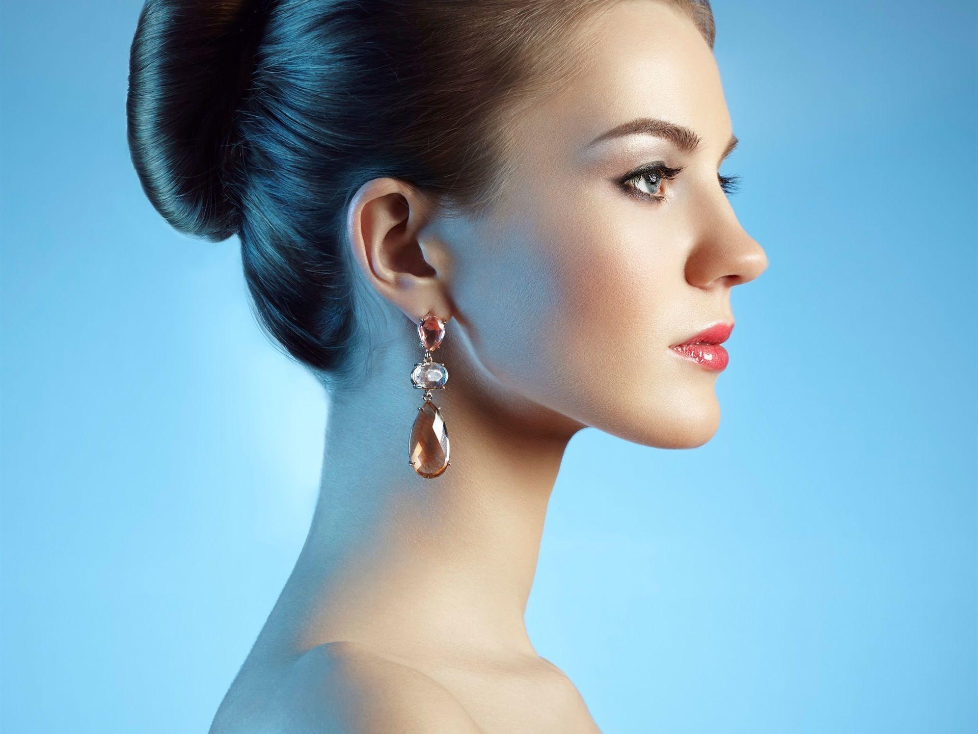1920x1440 Wallpaper Fashion girl side view, earrings 1920x1440 HD Picture, Image