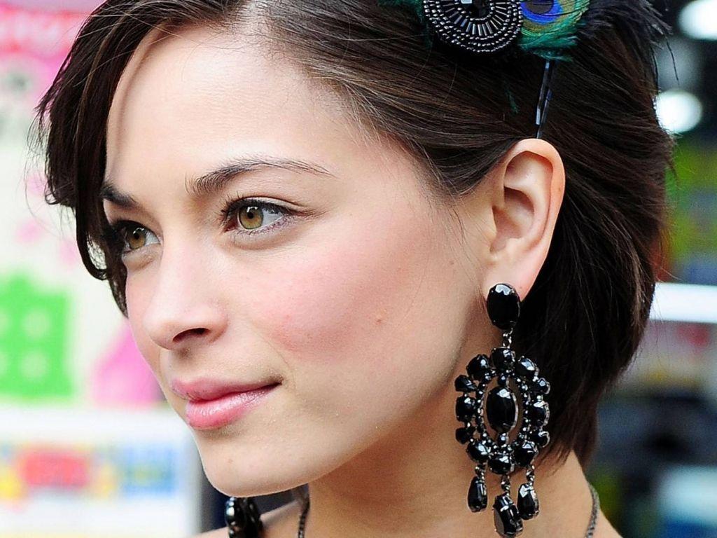 1024x768 Earrings 4K wallpaper for your desktop or mobile screen free and easy to download