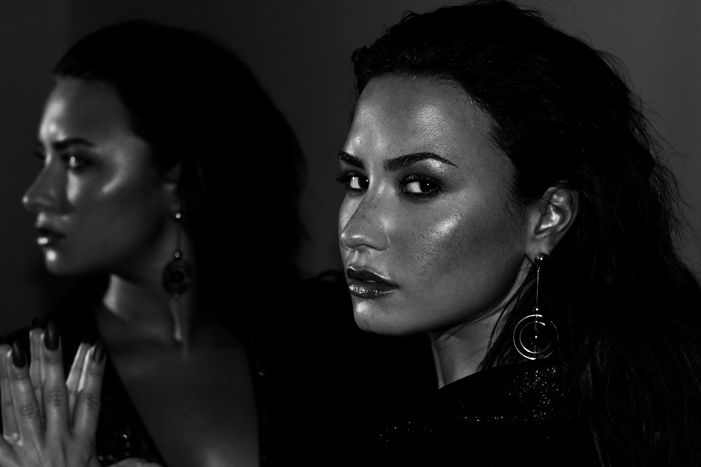 2400x1600 American, Black & White, Demi, Lovato Earrings Wallpaper