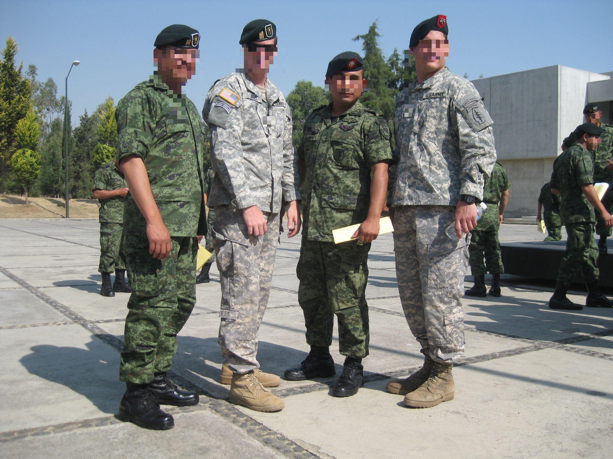 2048x1536 U.S Army Green Berets and Mexican Army Green Berets posing for a photo [2048 × 1536]