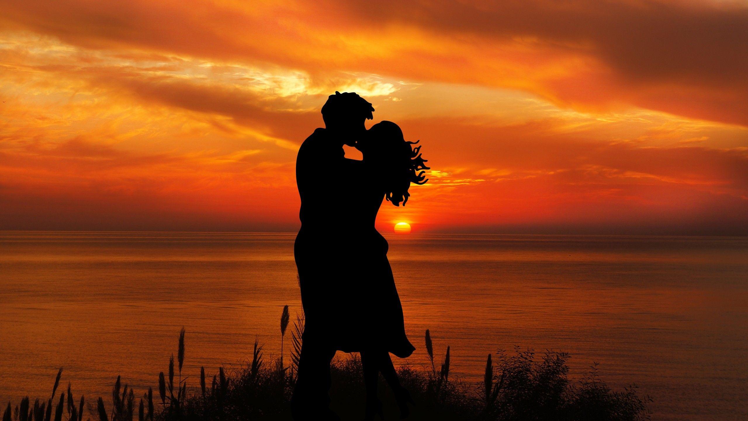 2560x1440 Couple 4K Wallpaper, Romantic kiss, Silhouette, Sunset, Seascape, Together, Love