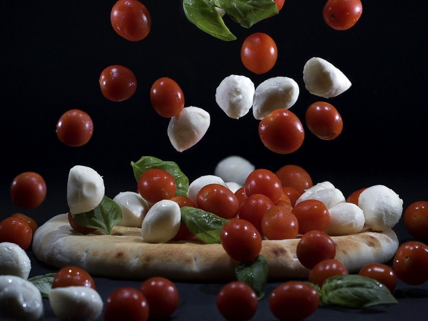 1400x1050 Tomatoes and mozzarella on pizza falls Desktop wallpaper 1400x1050