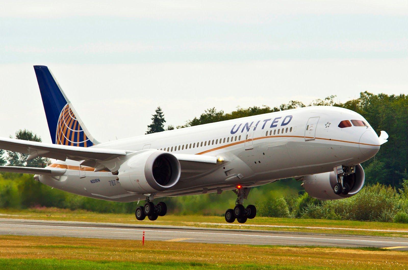 1600x1060 Boeing 787 Dreamliner of United Airlines Landing Phase Aircraft Wallpaper 3377