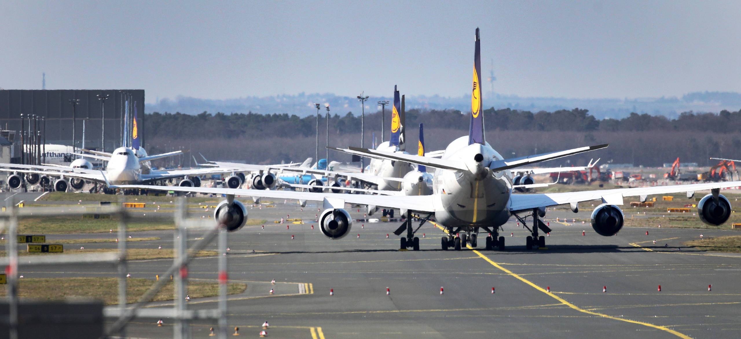 2560x1174 In picture: Grounded aircraft around the world