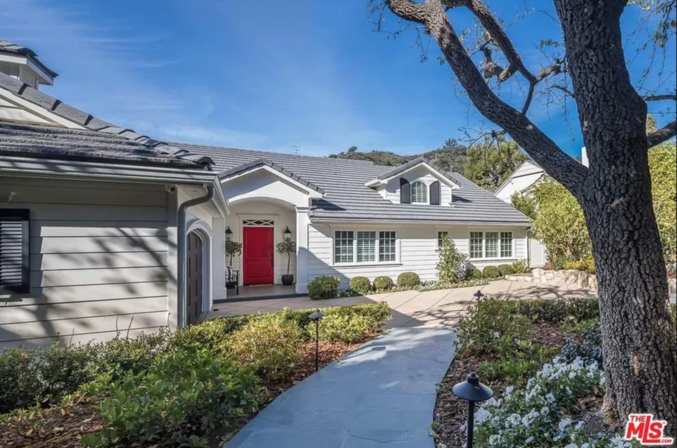 1390x919 Emma Stone's Home Embraces Wallpaper & Lots of Color