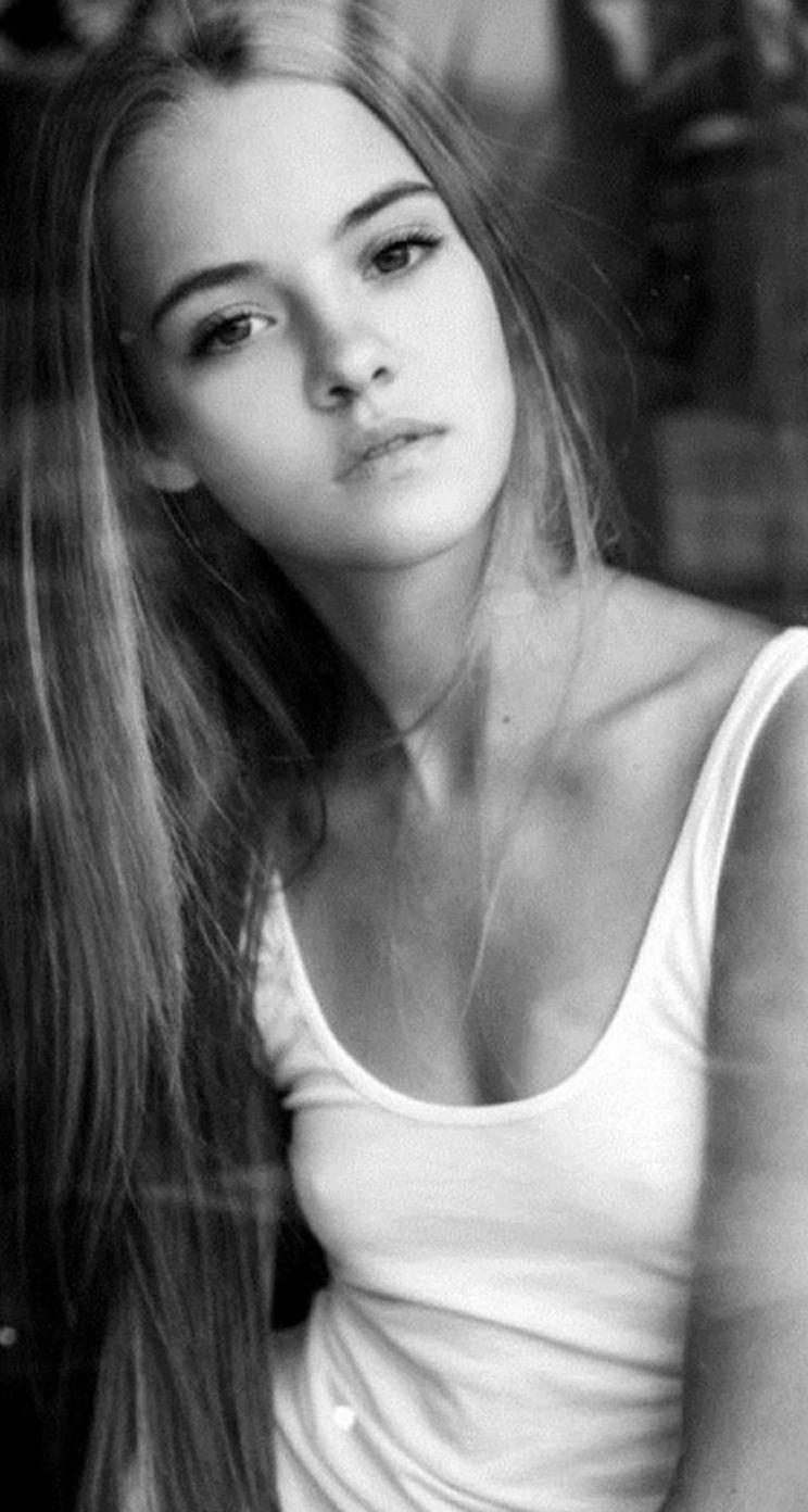744x1392 iPhone Girl Wallpaper