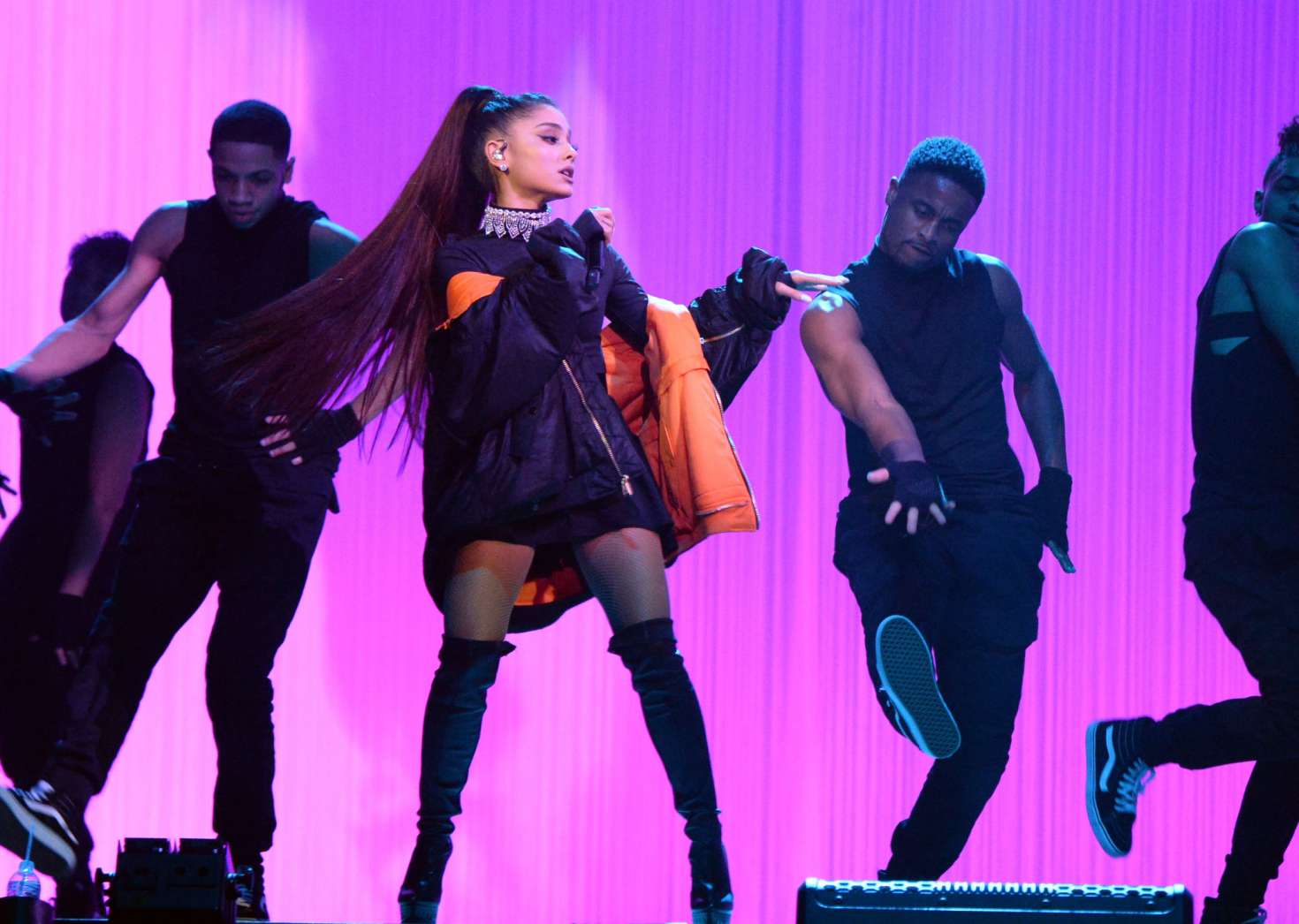 1470x1046 Ariana Grande wallpaper