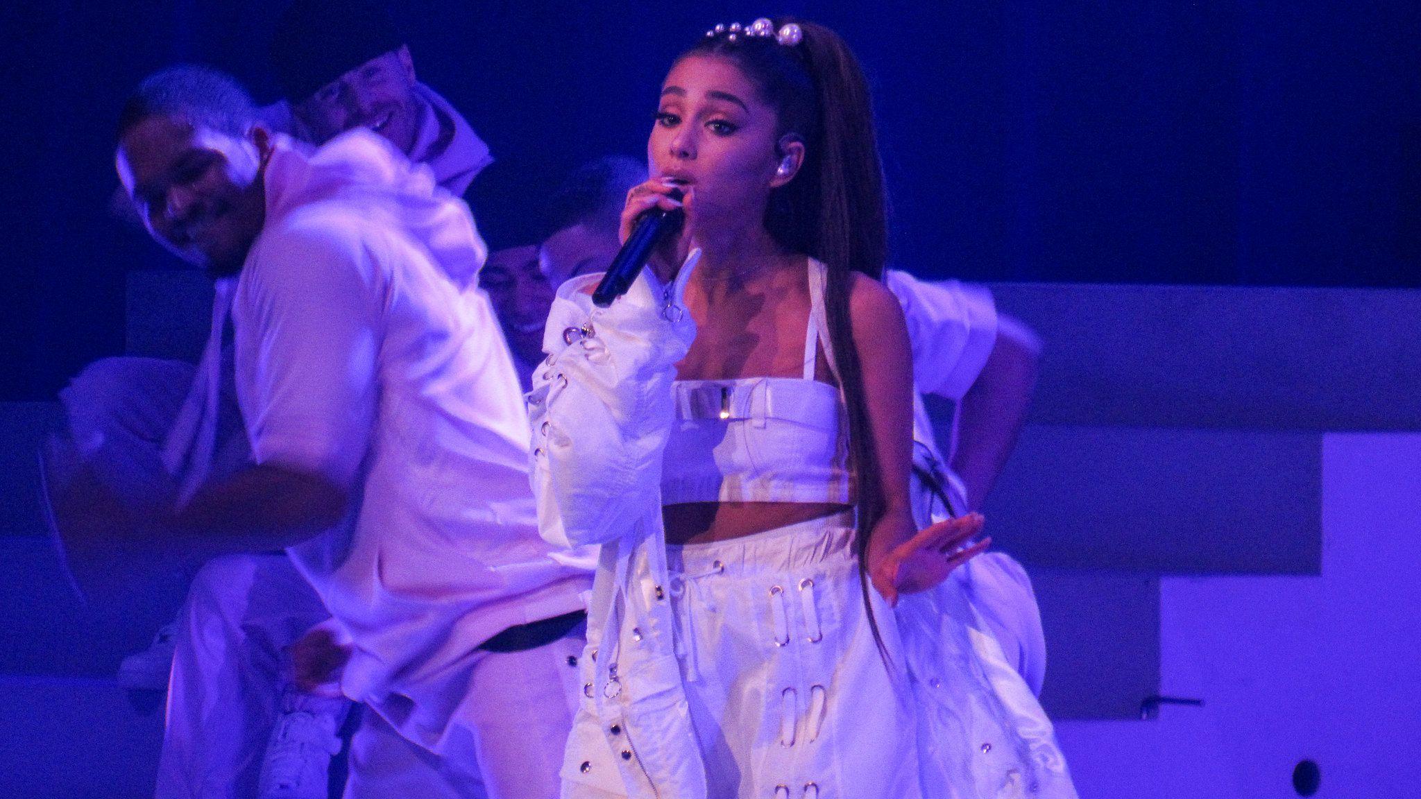 2048x1152 Ariana Grande is being sued for posting a photo with no permission. Again. By the same photographer